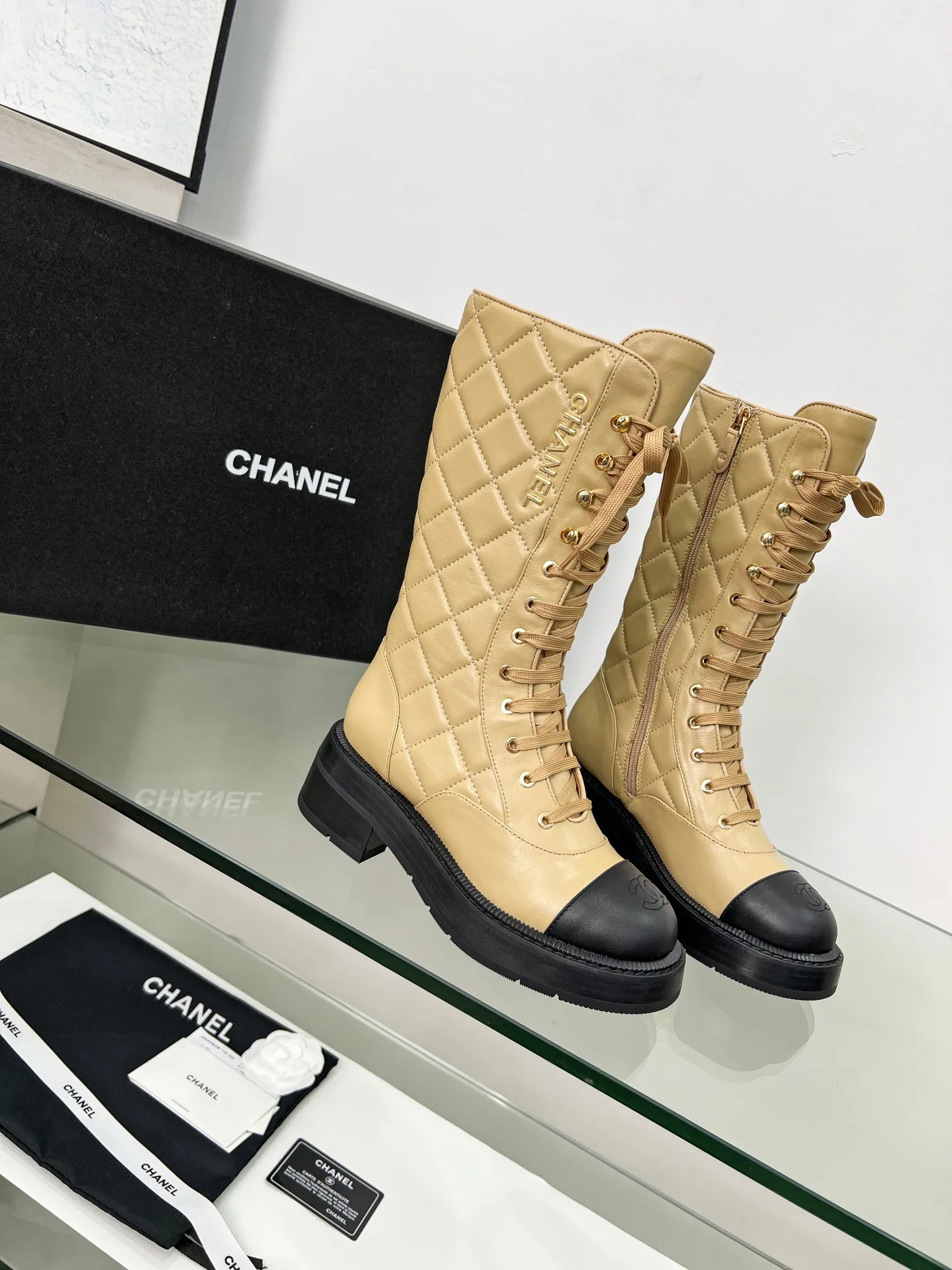 👟👟Ex-factory price 840👟👟 2025CHANEL I finally own this pair of Chanel diamond boots💫 Classic diamond pattern with black and white color, fashionable and high-end, and the thick sole is super stable for walking~ It instantly turns into a fashionable and cool cover when you put it on. Who knows the charm of Fragrant Grandma? When I was asked about the link while shopping, I was so happy🥳 Fabric: sheepskin, cow suede Lining: sheepskin Color: black white apricot Code number: 5-40 (41 customized)